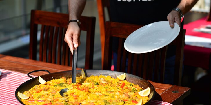 Pravá španielska paella s plodmi mora alebo s kuracím mäsom a fľašou vína