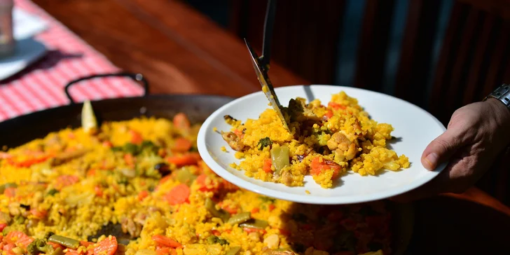 Pravá španielska paella s plodmi mora alebo s kuracím mäsom a fľašou vína