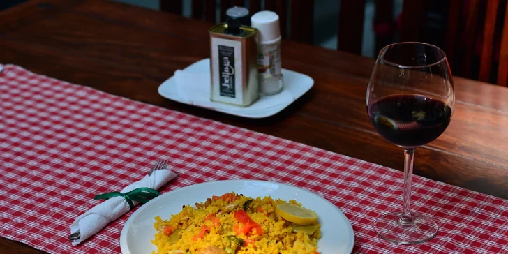 Pravá španielska paella s plodmi mora alebo s kuracím mäsom a fľašou vína