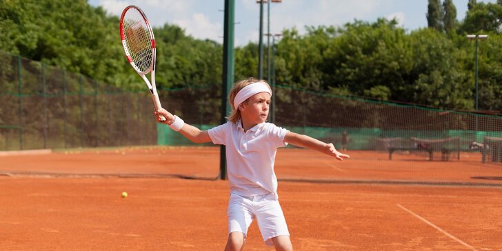 Denný tenisový tábor pre deti počas leta