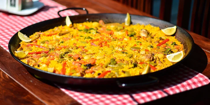 Pravá španielska paella s plodmi mora alebo s kuracím mäsom a fľašou vína