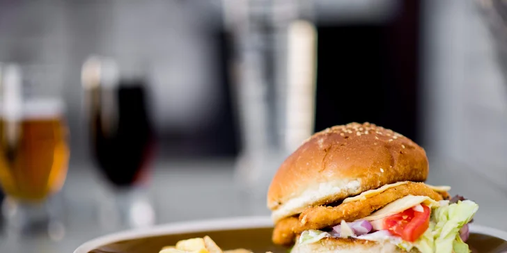 Hovädzí, bravčový či kurací burger s hranolčekmi. Aj s možnosťou rozvozu!