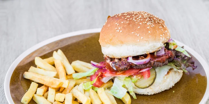 Hovädzí, bravčový či kurací burger s hranolčekmi. Aj s možnosťou rozvozu!