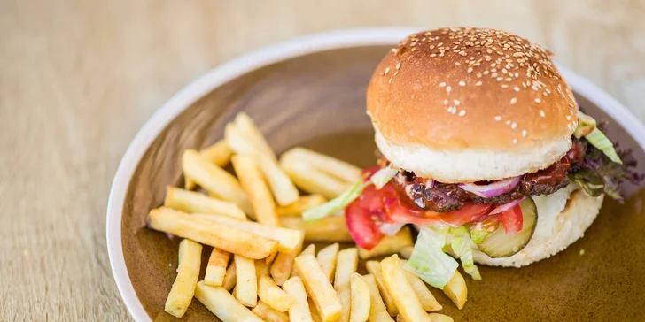 Hovädzí, bravčový či kurací burger s hranolčekmi. Aj s možnosťou rozvozu!