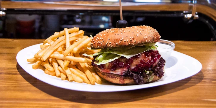 Chutný Berries burger s hranolčekmi