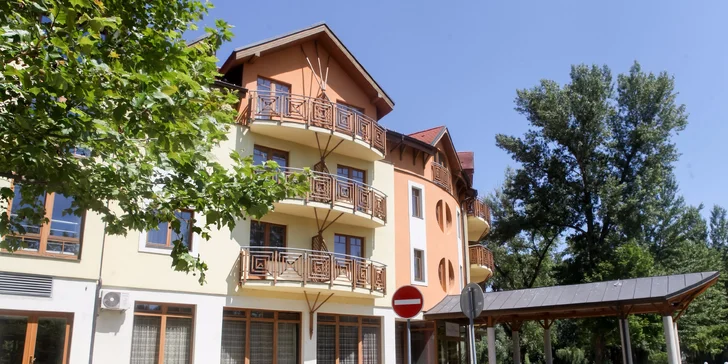 Podunajské halászlé alebo perkelt z kuracích stehien s maslovými haluškami v Csárde Pressburg
