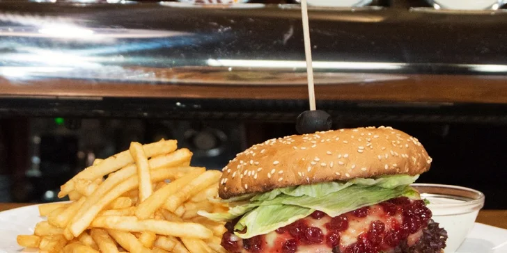 Chutný Berries burger s hranolčekmi