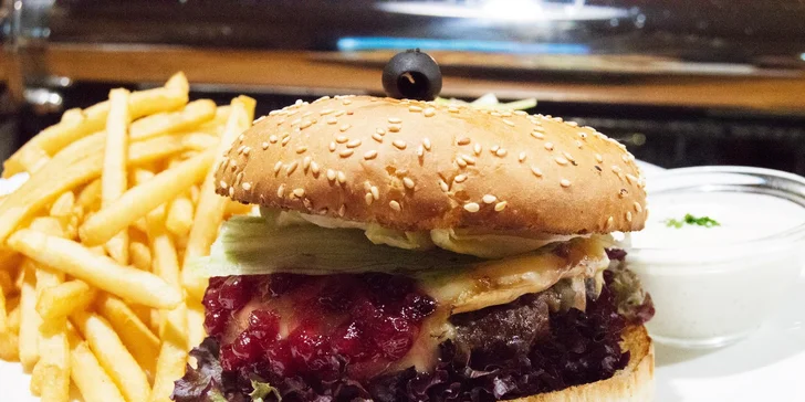 Chutný Berries burger s hranolčekmi