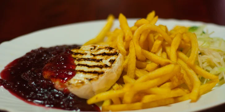 Kurací steak alebo hermelín s prílohou a dezertom pre dvoch
