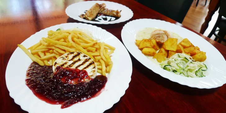 Kurací steak alebo hermelín s prílohou a dezertom pre dvoch