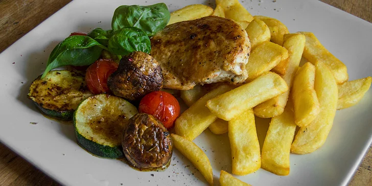 Kurací steak s grilovanou zeleninou a steakovými hranolčekmi