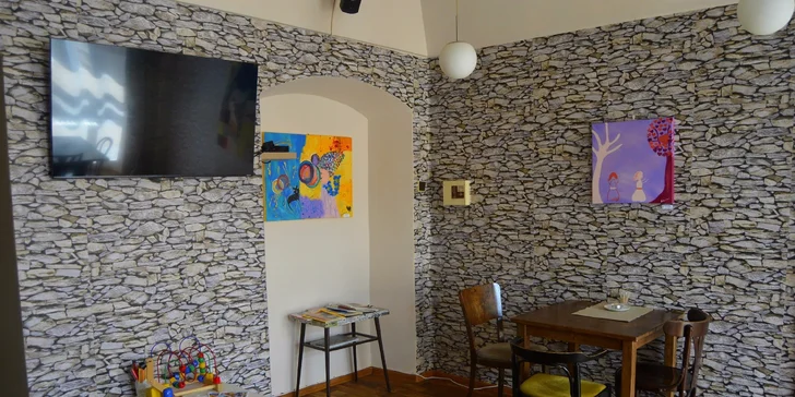 Kurací steak s grilovanou zeleninou a steakovými hranolčekmi