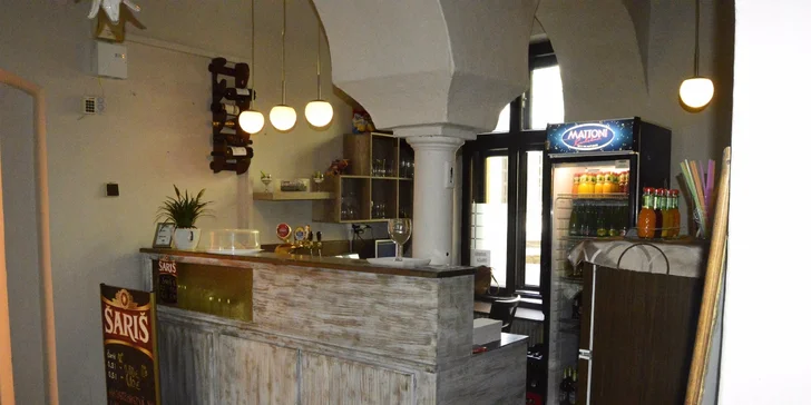 Kurací steak s grilovanou zeleninou a steakovými hranolčekmi