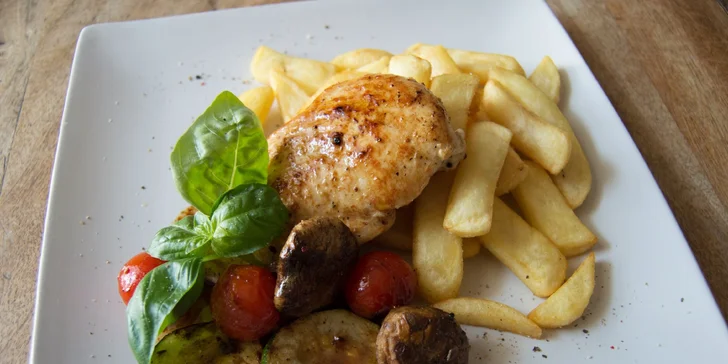 Kurací steak s grilovanou zeleninou a steakovými hranolčekmi