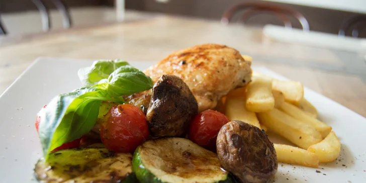 Kurací steak s grilovanou zeleninou a steakovými hranolčekmi