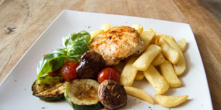 Kurací steak s grilovanou zeleninou a steakovými hranolčekmi
