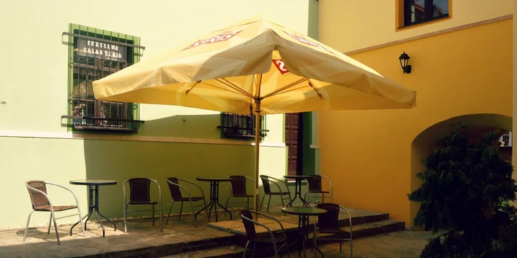 Kurací steak s grilovanou zeleninou a steakovými hranolčekmi