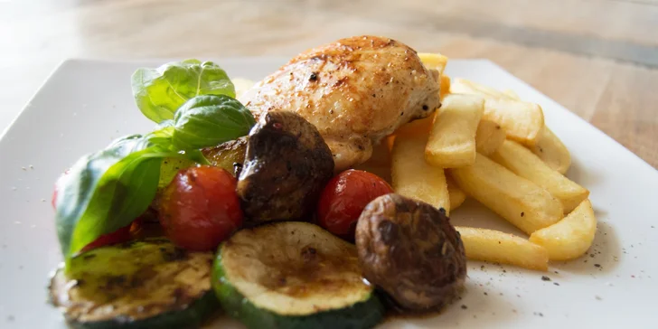 Kurací steak s grilovanou zeleninou a steakovými hranolčekmi
