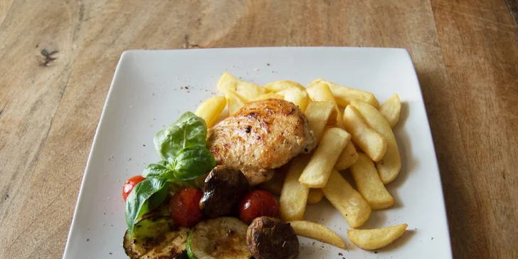 Kurací steak s grilovanou zeleninou a steakovými hranolčekmi