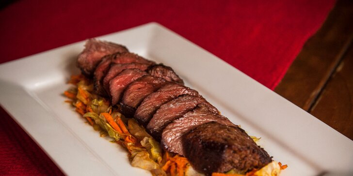 Flank steak v mexickej reštaurácii s prílohou podľa výberu
