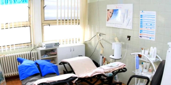 Piesková mikrodermabrázia s ošetrením biostimulačným laserom alebo chemický peeling ovocnými kyselinami