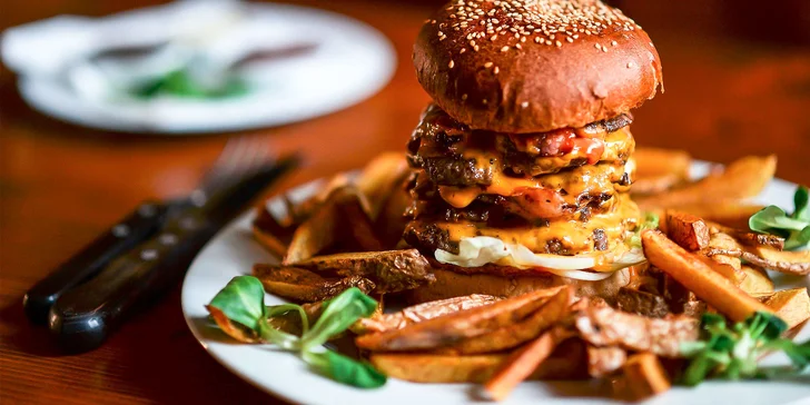Najchutnejšie burgre v Starom Meste - na výber z osem druhov, aj 700 g mega burger! Plus domáce hranolčeky!