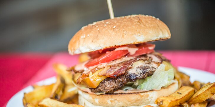 Najchutnejšie burgre v Starom Meste - na výber z osem druhov, aj 700 g mega burger! Plus domáce hranolčeky!