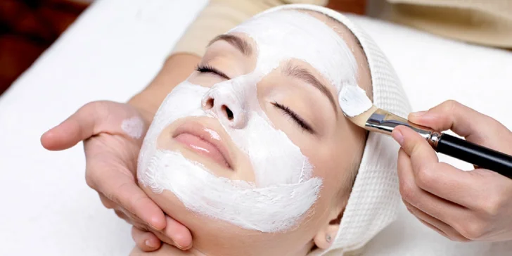 Hĺbkové čistenie pleti ultrazvukom alebo chemický peeling pre dokonalú pleť