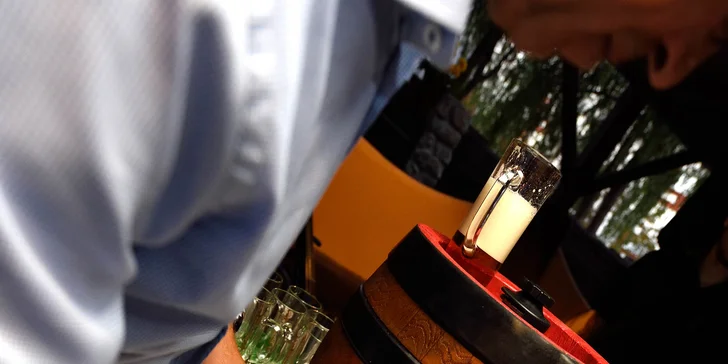 Veľká misa mäsa s oblohou a pivom pre 2 osoby
