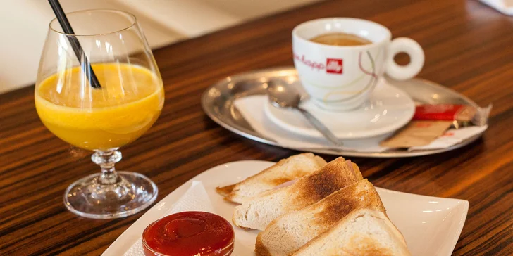 Chrumkavý toast s kávou a čerstvým džúsom