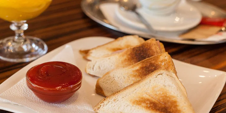 Chrumkavý toast s kávou a čerstvým džúsom