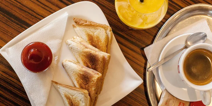 Chrumkavý toast s kávou a čerstvým džúsom
