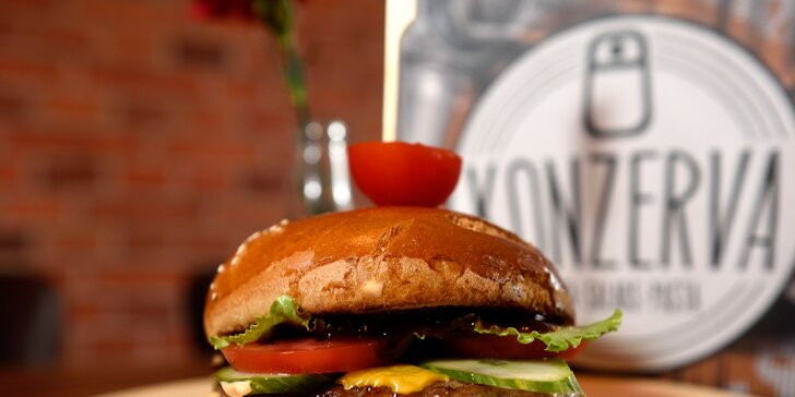Poriadne vypasený burger z hovädzieho alebo kuracieho mäsa v Konzerve, 4 omáčky na výber!