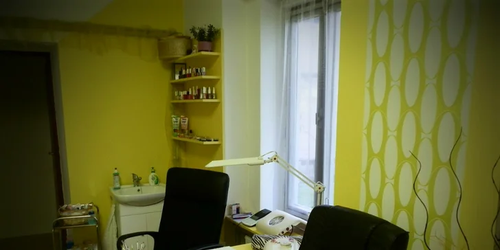 Mokrá pedikúra s peelingom a lakovaním nechtov v Salóne Pink