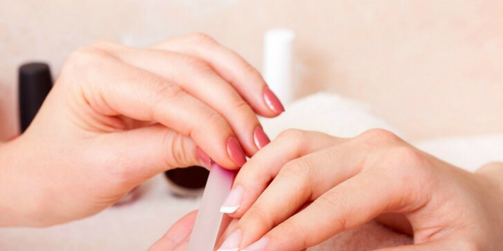 Mokrá manikúra, lakovanie gel lakom alebo modelácia umelých nechtov s masážou rúk