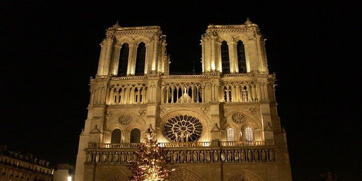 Silvestrovský Paríž v polnočných svetlách jedinečného veľkomesta
