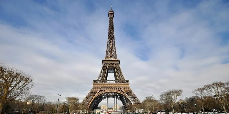 Silvestrovský Paríž v polnočných svetlách jedinečného veľkomesta