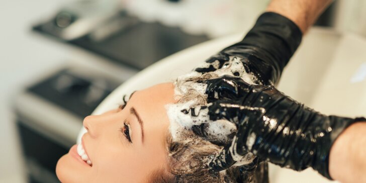 Farbenie, strihanie a regenerácia vlasov panthenolovým zábalom