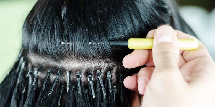 Prepájanie či predlžovanie vlasov keratínovou, eurolocovou alebo mirkoringovou metódou