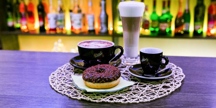 Espresso, Caffé Latte alebo Cappuccino a čokoládová šiška v Peoples