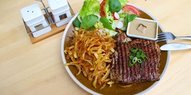 Bravčový alebo hovädzí steak s prílohou a dezertom