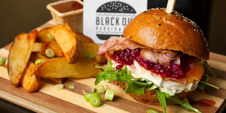 Skvelé a obľúbené burgre v Black Out Bare. Aj pre vegetariánov!