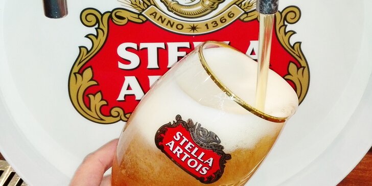 Pivo Stella Artois pre trojicu kamarátov