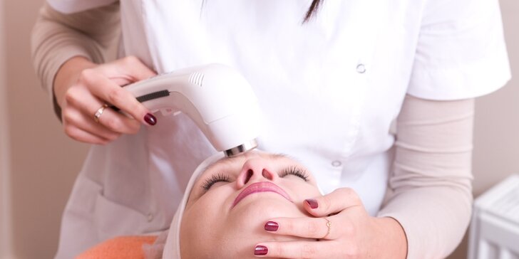 Hĺbkové čistenie pleti ultrazvukom, mikromasáž očného okolia kyselinou hyalurónovou alebo antistresová masáž tváre a dekoltu