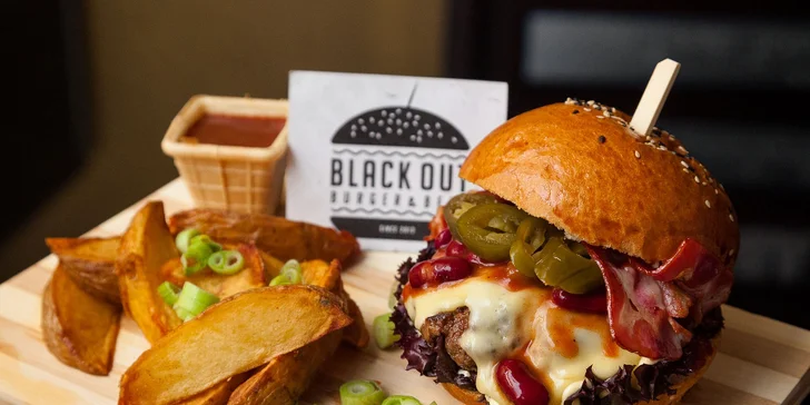 Skvelé a obľúbené burgre v Black Out Bare. Aj pre vegetariánov!