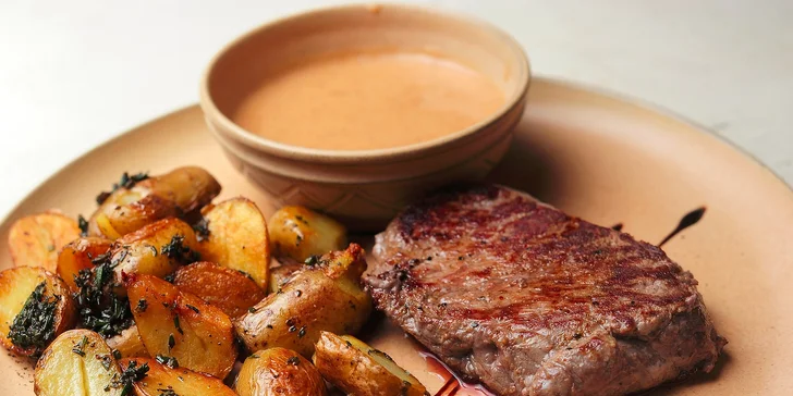 Steak z pravej argentínskej sviečkovice s pečenými zemiakmi a omáčkou