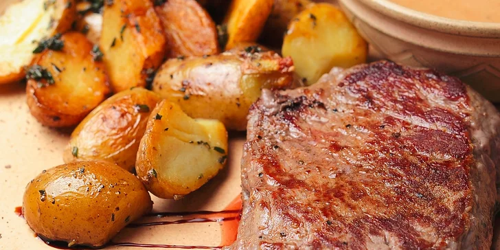 Steak z pravej argentínskej sviečkovice s pečenými zemiakmi a omáčkou
