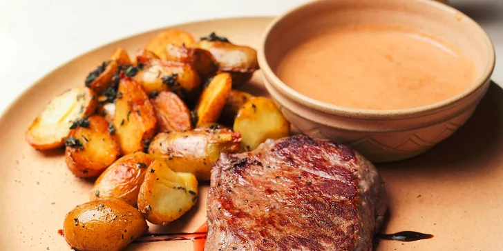 Steak z pravej argentínskej sviečkovice s pečenými zemiakmi a omáčkou