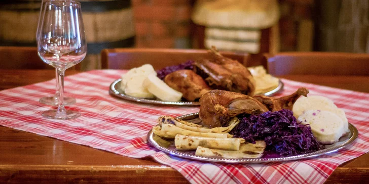 Pečená kačica s oblohou v Daniel's pub & restaurant pre 4 osoby