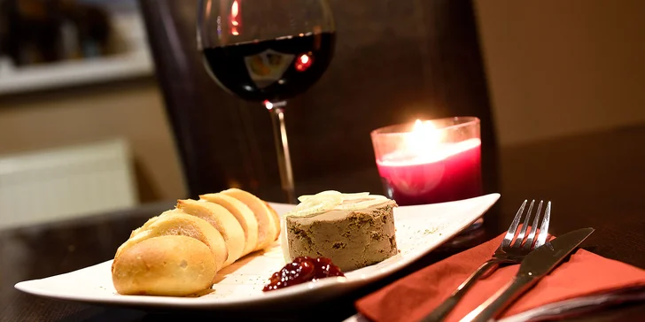Domáca kačacia paštéta so zapečenou bagetou a vínkom v Doovdee Restaurant.